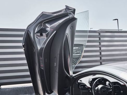 Used 2024 McLaren Artura RWD image 31
