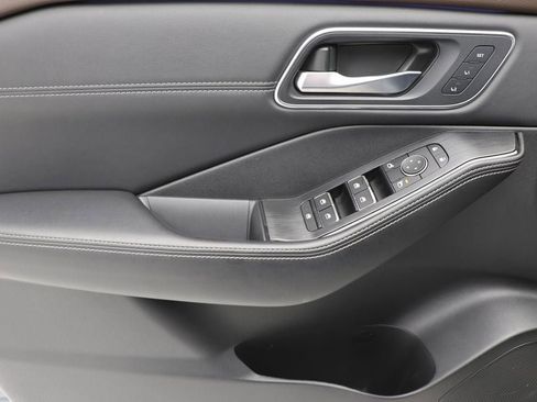 Used 2023 Nissan Rogue Platinum w/ Platinum Premium Package image 16