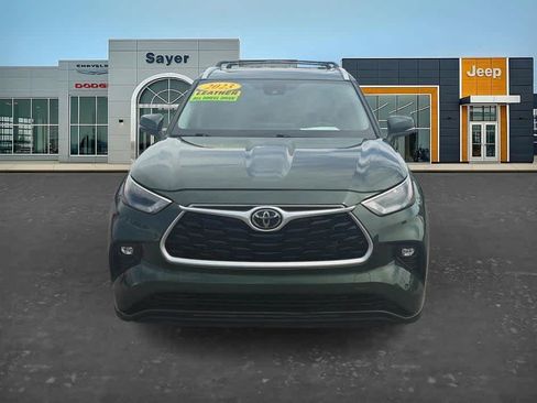 Used 2023 Toyota Highlander XLE AWD/4WD image 2