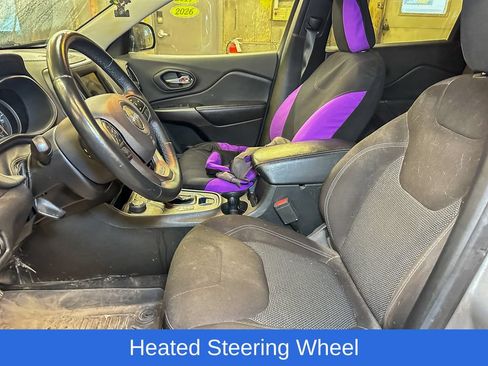 Used 2019 Jeep Cherokee Latitude w/ Cold Weather Group AWD/4WD image 10