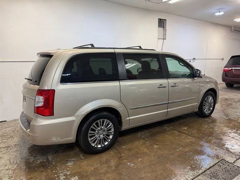 Used 2015 Chrysler Town & Country Touring-L w/ Driver Convenience Group image 6