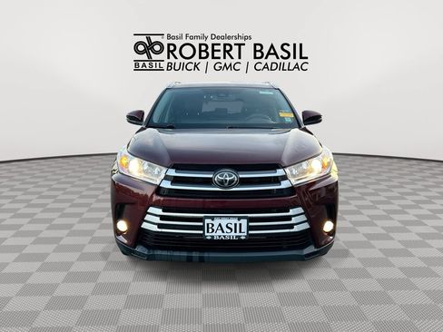 Used 2019 Toyota Highlander XLE AWD/4WD image 3