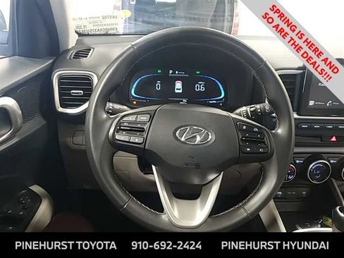 Used 2025 Hyundai Venue SEL image 6