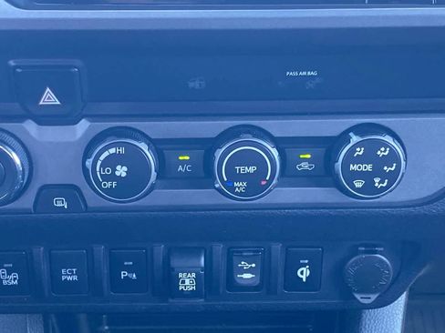 Certified 2019 Toyota Tacoma TRD Off-Road w/ Technology Package AWD/4WD image 19