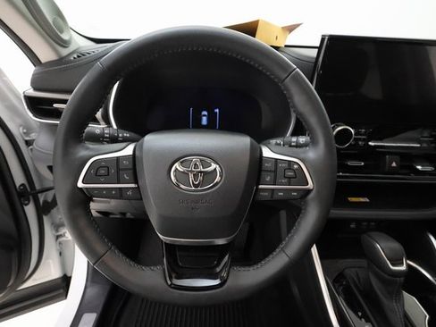 Used 2023 Toyota Highlander Limited image 12