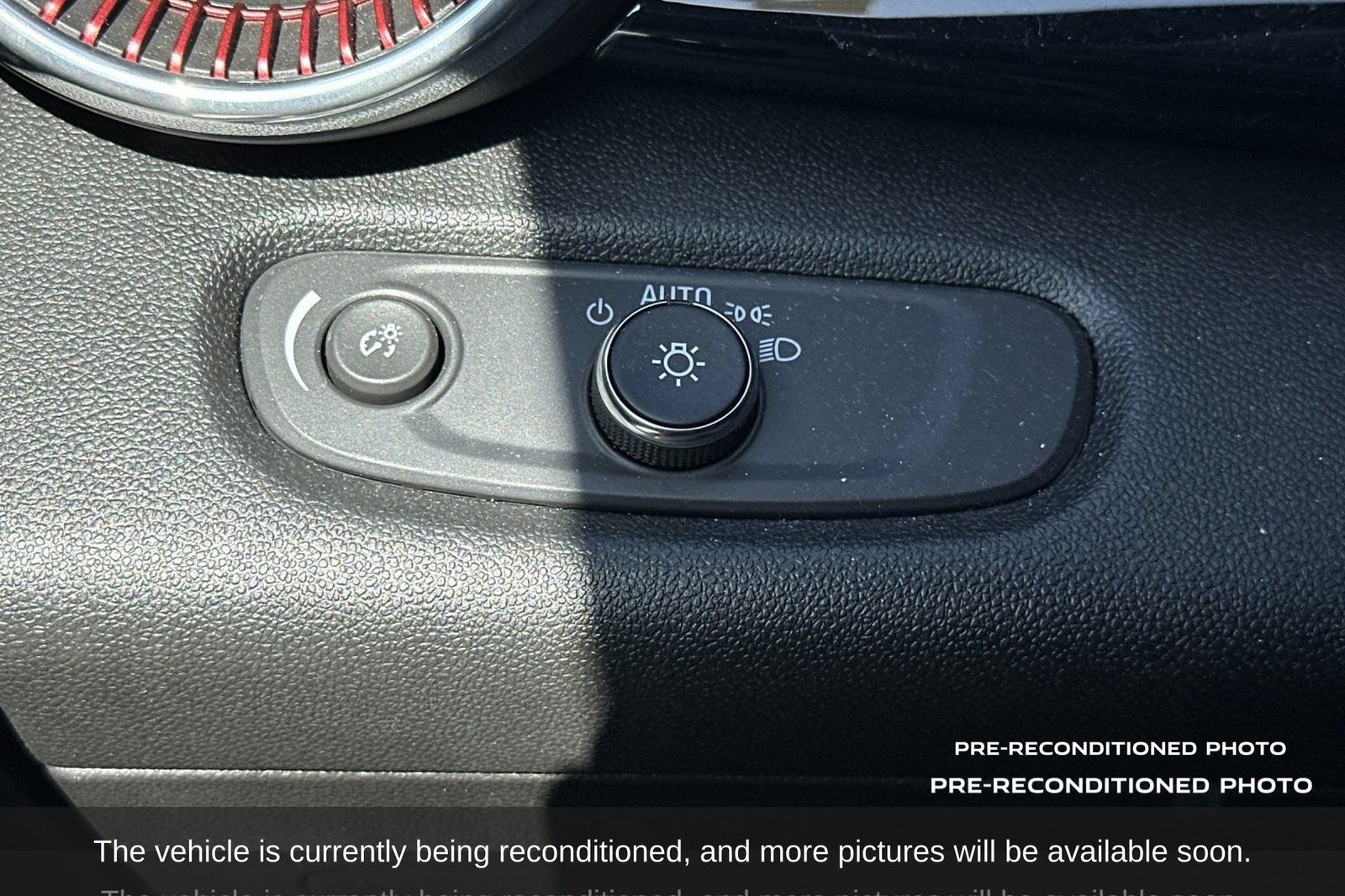 Used 2025 Chevrolet Trax RS w/ Sunroof Package FWD image 21