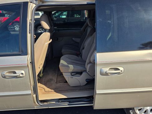 Used 2003 Chrysler Town & Country LX image 19
