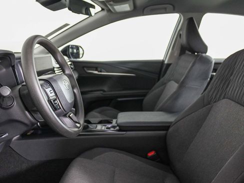 Used 2025 Toyota Camry LE w/ Convenience Package image 18