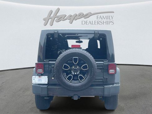 Used 2017 Jeep Wrangler Unlimited Sahara AWD/4WD image 4