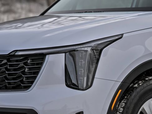 Used 2025 Kia Sorento LX image 3