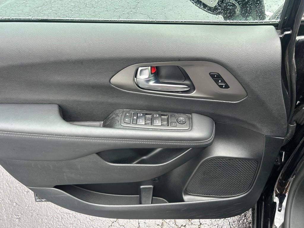Used 2025 Chrysler Pacifica Select FWD image 14