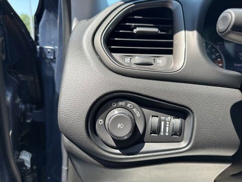 Used 2022 Jeep Renegade Latitude w/ Convenience Group image 19