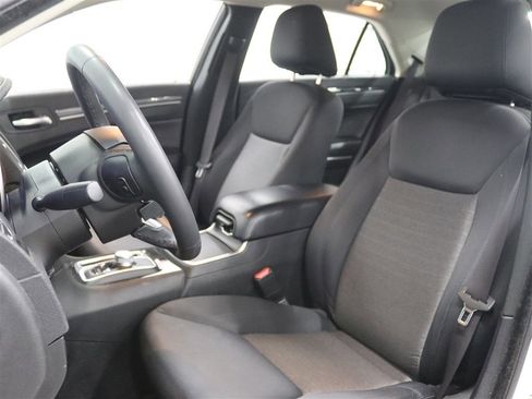 Used 2022 Chrysler 300 Touring image 10