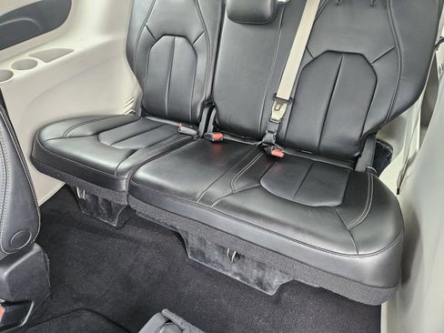 Used 2023 Chrysler Pacifica Touring-L FWD image 21