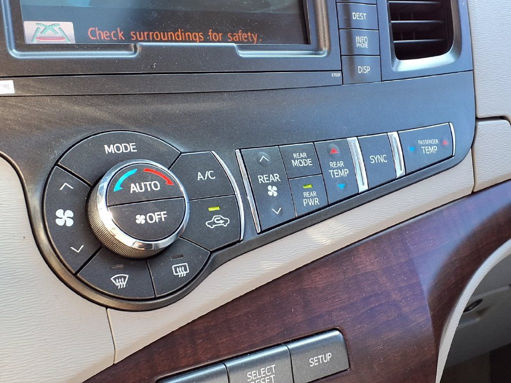 Used 2014 Toyota Sienna Limited w/ Limited Premium Package FWD image 21