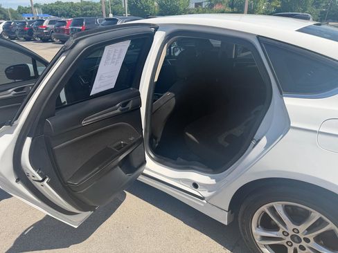 Used 2018 Ford Fusion SE FWD image 11