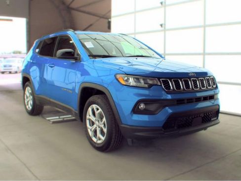 Used 2024 Jeep Compass Latitude AWD/4WD image 4