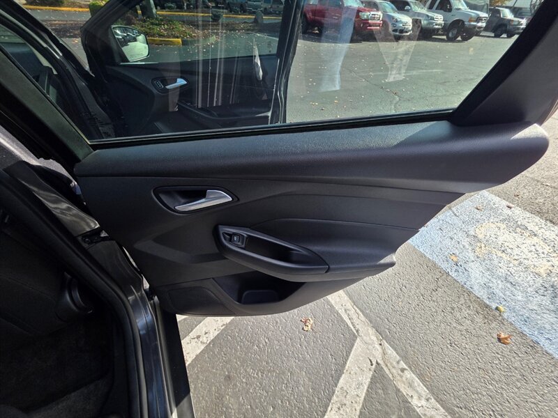 Used 2018 Ford Focus SE w/ Cold Weather Package FWD image 36