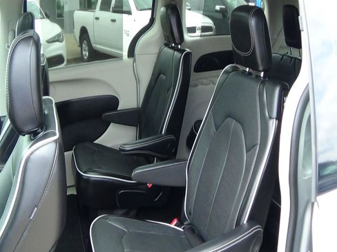 Certified 2024 Chrysler Pacifica Limited AWD/4WD image 15
