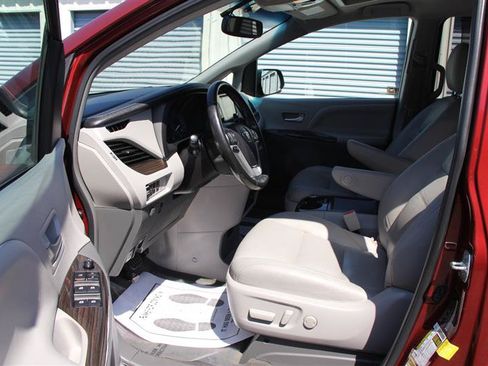 Used 2017 Toyota Sienna XLE Premium AWD/4WD image 22