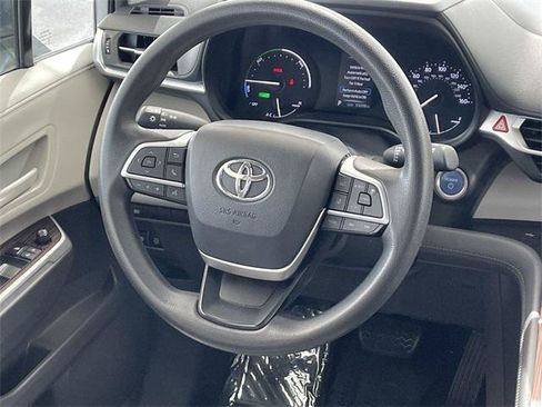 Certified 2021 Toyota Sienna LE FWD image 23