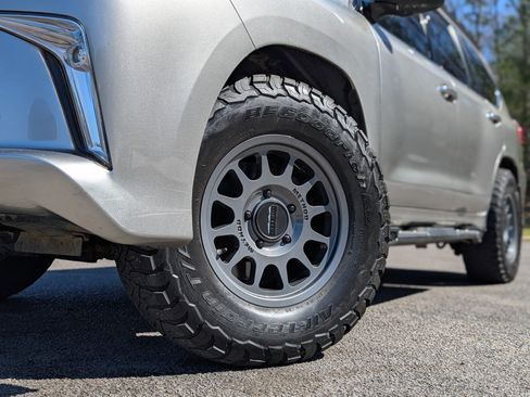 Used 2017 Lexus LX 570 4WD w/ Luxury Package image 42