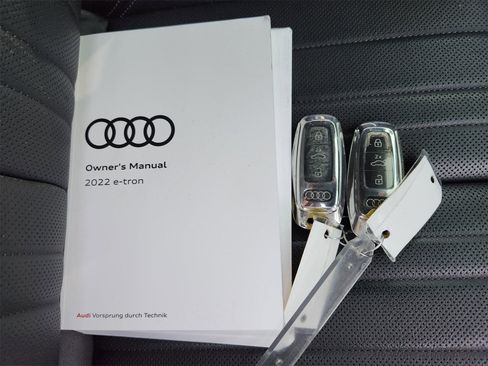 Used 2022 Audi e-tron Premium Plus image 43