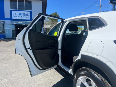 Certified 2024 Chevrolet Trax LS w/ LS Convenience Package FWD image 32