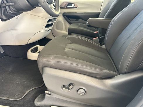 Used 2022 Chrysler Voyager LX image 14