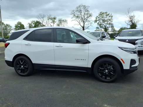 Used 2024 Chevrolet Equinox LS w/ LS Convenience Package image 2