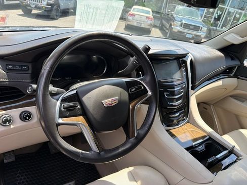 Used 2020 Cadillac Escalade Luxury AWD/4WD image 4