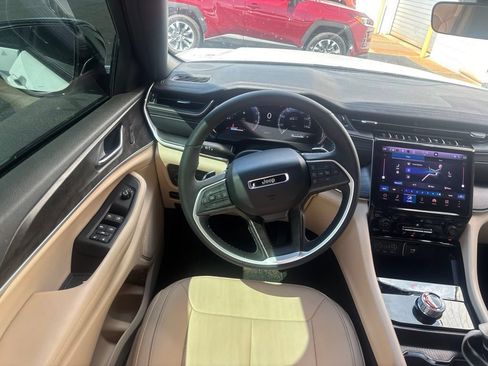 Used 2025 Jeep Grand Cherokee L Limited RWD image 4