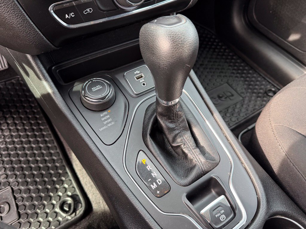 Used 2019 Jeep Cherokee Latitude w/ Cold Weather Group AWD/4WD image 31