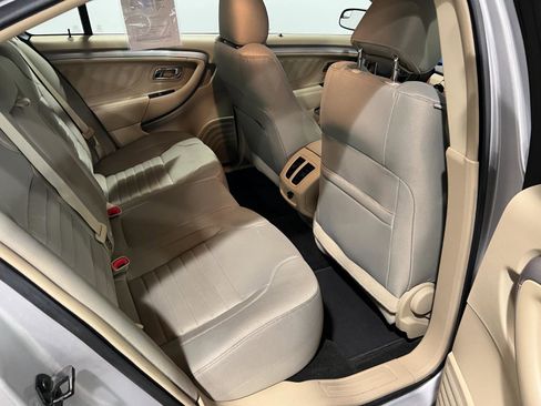 Used 2015 Ford Taurus SE image 32