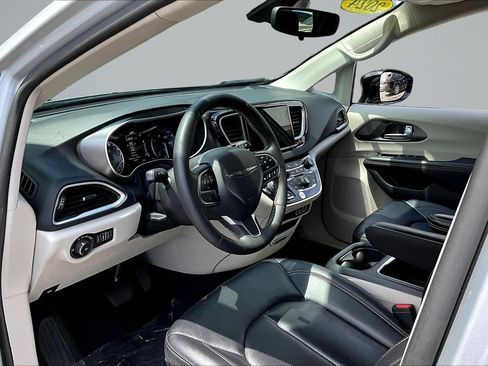 Used 2024 Chrysler Pacifica Touring-L FWD image 18