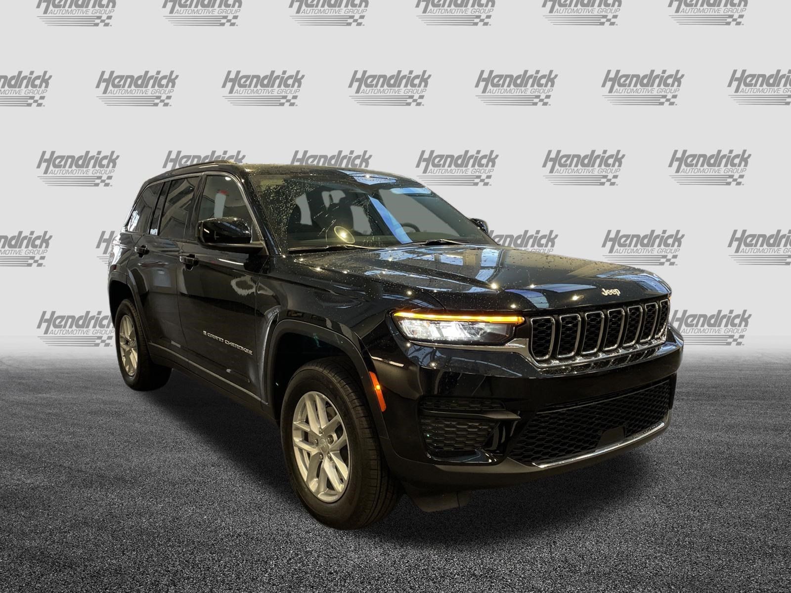 Used 2025 Jeep Grand Cherokee Laredo w/ Luxury Tech Group I RWD image 2