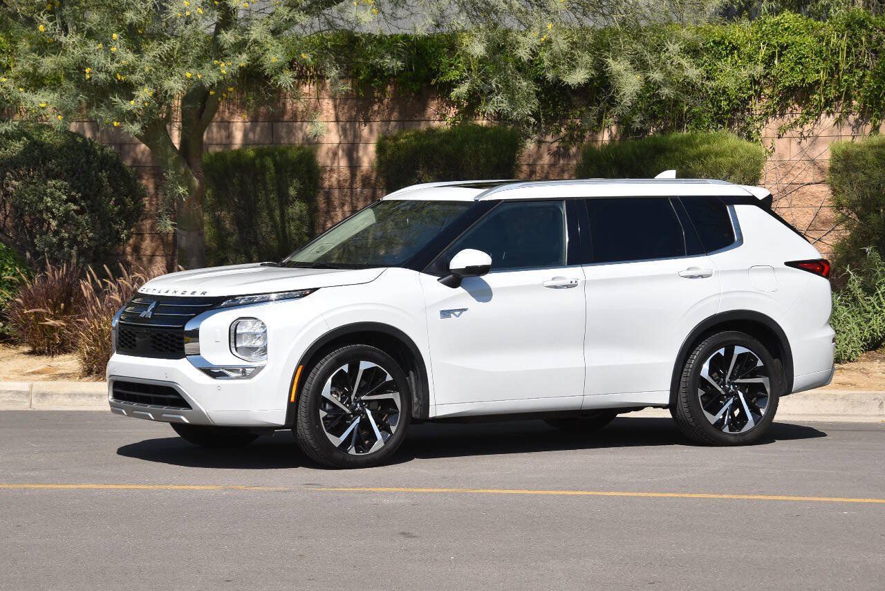 Used 2023 Mitsubishi Outlander SEL AWD/4WD image 1