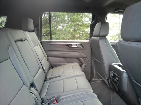 Used 2026 Chevrolet Suburban Z71 AWD/4WD image 19