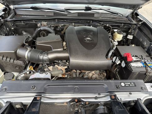 Used 2017 Toyota Tacoma SR5 w/ Tow Package AWD/4WD image 27