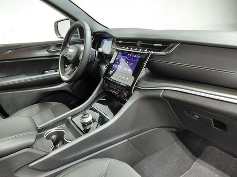 Certified 2025 Jeep Grand Cherokee Laredo X image 28