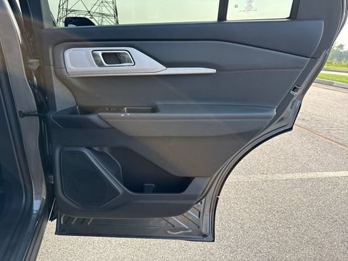 Used 2025 Ford Explorer Active w/ Active Comfort Package AWD/4WD image 17