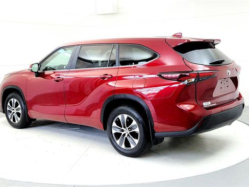 Used 2024 Toyota Highlander XLE AWD/4WD image 4