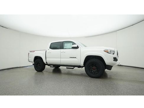 Used 2022 Toyota Tacoma TRD Sport w/ Technology Package AWD/4WD image 32