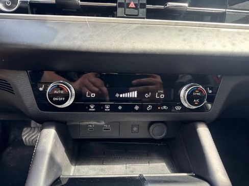 Used 2024 Mitsubishi Outlander 4WD Plug-In Hybrid image 17