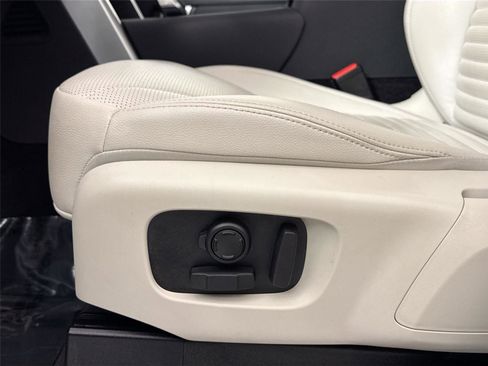 Used 2024 Land Rover Discovery S image 32