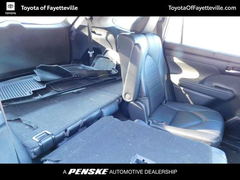 Used 2021 Toyota Highlander XLE image 5