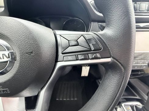 Used 2018 Nissan Rogue S FWD image 16