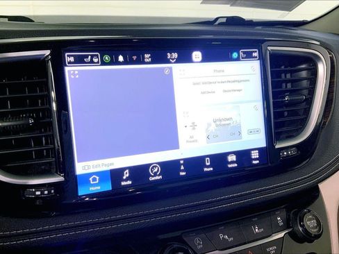 Used 2023 Chrysler Pacifica Limited image 6