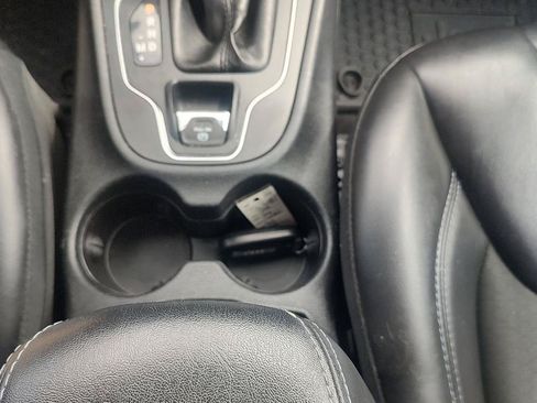 Used 2019 Jeep Cherokee Latitude Plus w/ Cold Weather Group AWD/4WD image 17