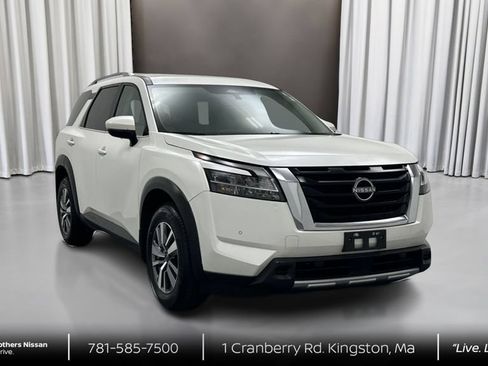 Used 2023 Nissan Pathfinder SL AWD/4WD image 3